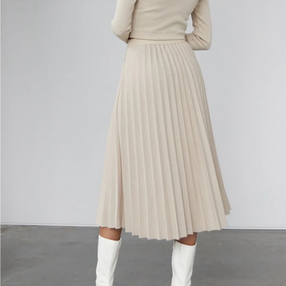 Oak + Fort Pleated Midi Skirt (Beige)